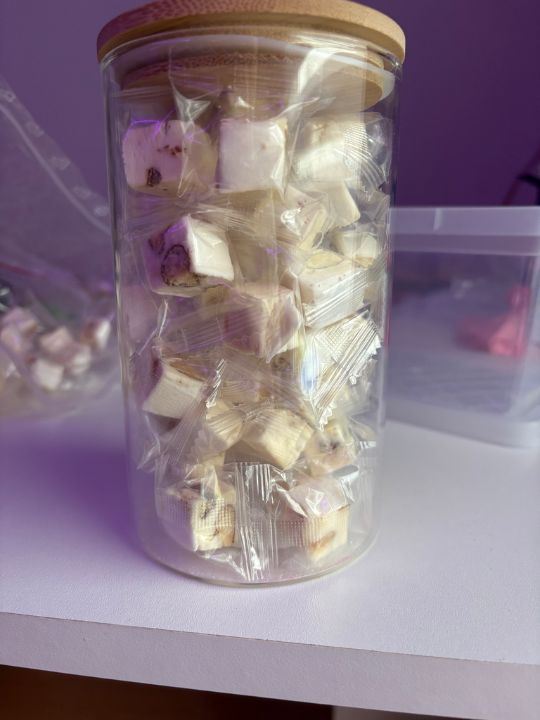 Petit Cube de Nougat Tendre Aux Amandes  (1 pièce)