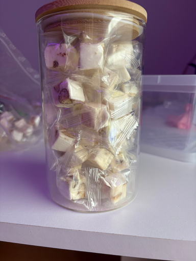 Petit Cube de Nougat Tendre Aux Amandes  (1 pièce)
